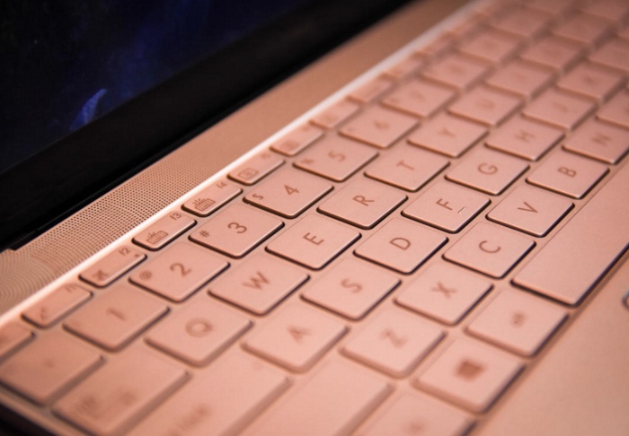 Asus ZenBook 3 sẽ cạnh tranh với Macbook Pro 2016 mới