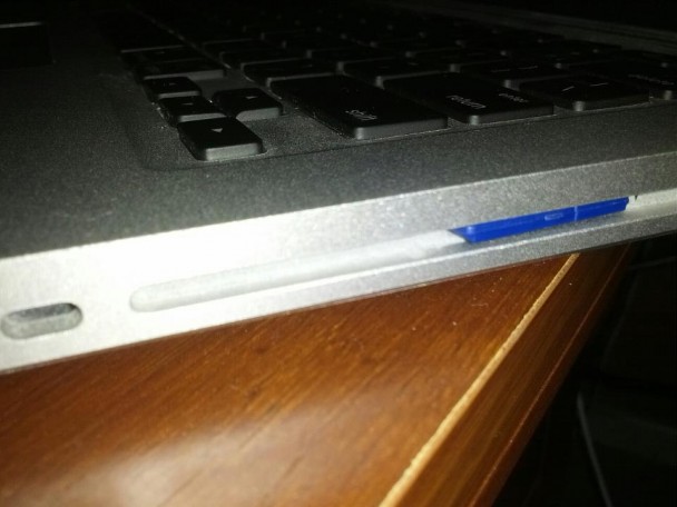 Bí ẩn những đồng xu lạ được ẩn giấu trong Macbook