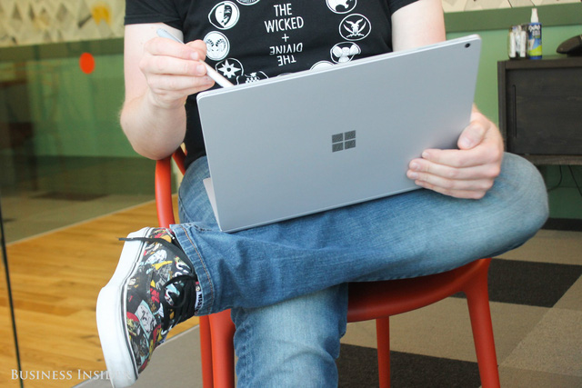 Microsoft đã thành công cạnh tranh với Macbook Pro cũ chính hãng - ảnh 2