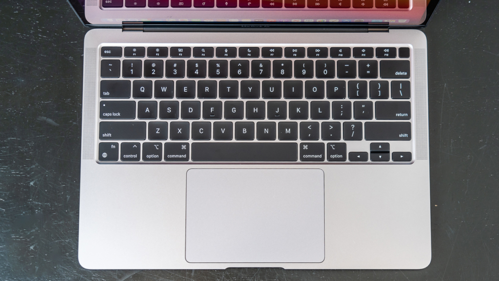 MACBOOK AIR M1: BÀN PHÍM MAGIC KEYBOARD VÀ TRACKPAD FORCE TOUCH