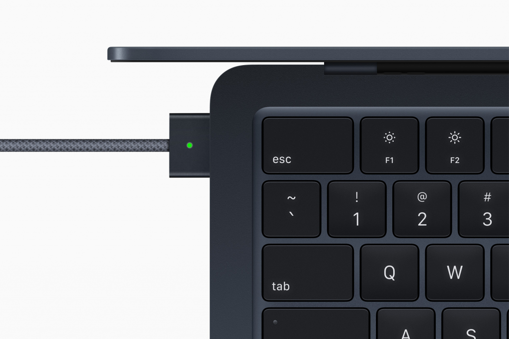Cổng kết nối MacBook Air M2: Cổng MagSafe 3 xuất hiện trở lại