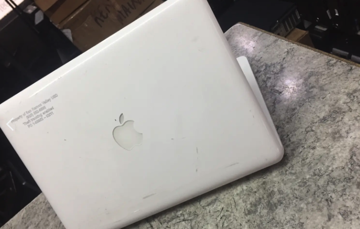 Chiếc MacBook Pro thế hệ đầu tiên