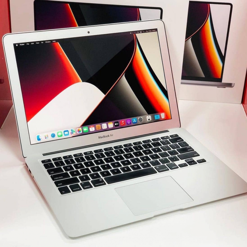 Màn hình 13,3 inch và nhỏ gọn