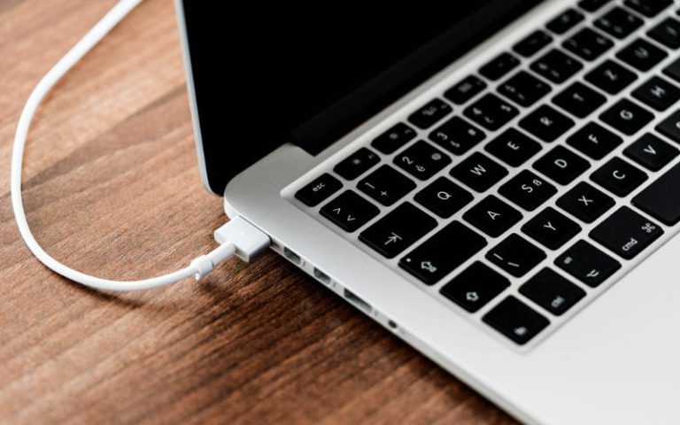 MacBook tự bật nguồn khi cắm sạc là lỗi có phải không?