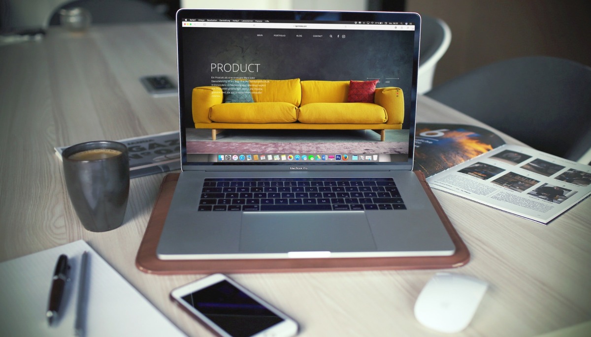 Sinh Viên Thương Mại Điện Tử Dùng MacBook Air