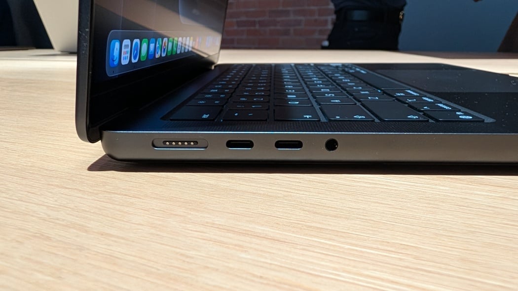 Editor dựng video ProRes 4K trên MacBook Pro M5 Pro với thời gian xuất file nhanh hơn 50%
